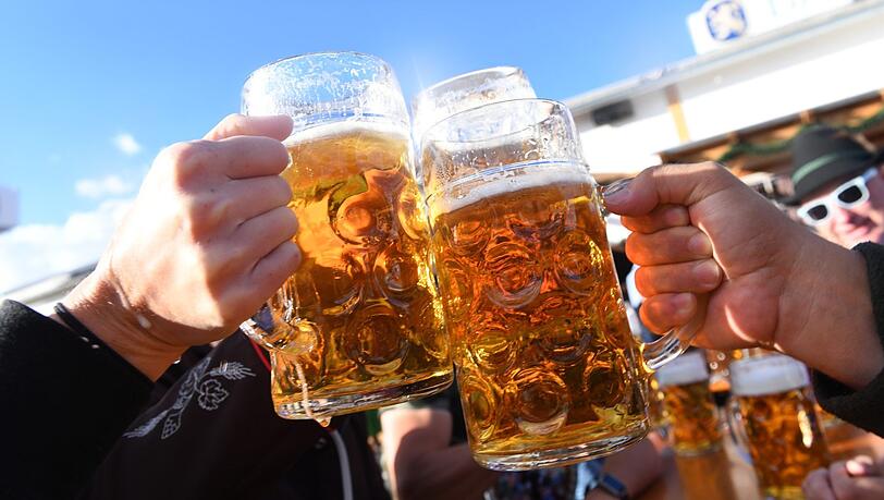 Die Preise für die Wiesn-Maß sind in diesem Jahr - wenig überraschend - erneut angestiegen. Die Preise für die Wiesn-Maß sind in diesem Jahr - wenig überraschend - erneut angestiegen.