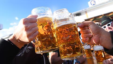 Die Preise für die Wiesn-Maß sind in diesem Jahr - wenig überraschend - erneut angestiegen.