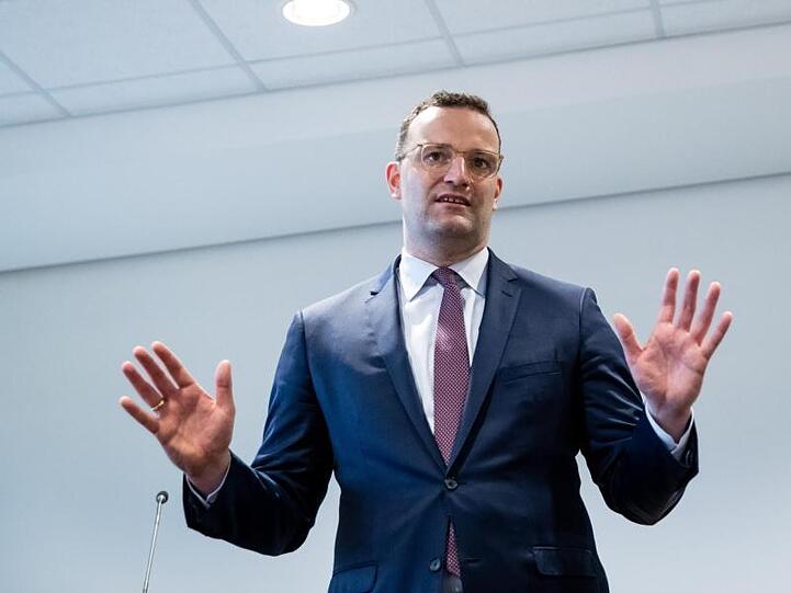"Das Ergebnis muss uns alle ein Stück wachrütteln, dass es gerade um viel geht", sagt Spahn.