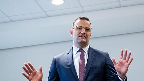 "Das Ergebnis muss uns alle ein Stück wachrütteln, dass es gerade um viel geht", sagt Spahn.