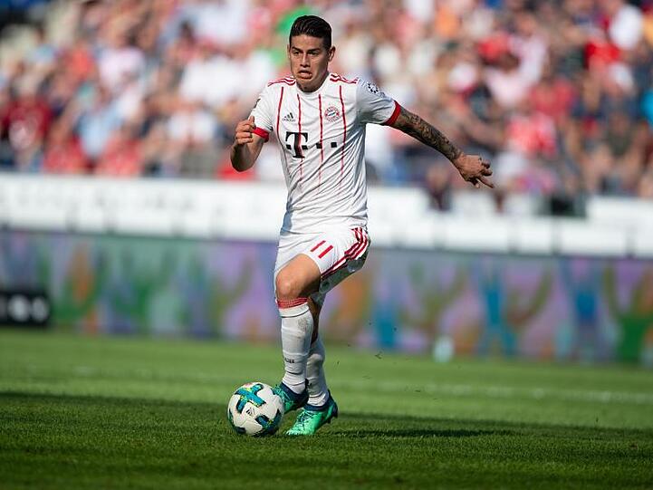 Bayerns James Rodríguez kontrolliert den Ball. Foto: Swen Pförtner/Archivbild