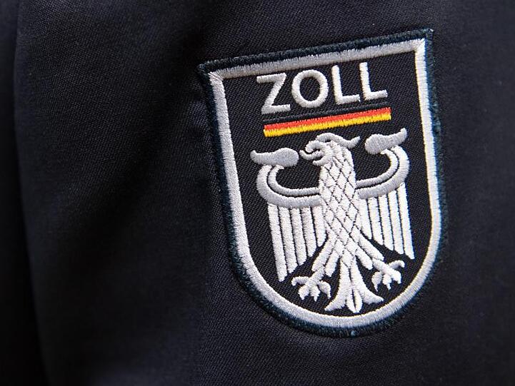 Das Wappen des Zolls prangt an einer Uniform. Foto: Ralf Hirschberger/dpa/Archivbild