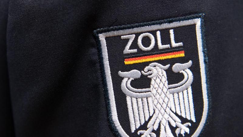 Das Wappen des Zolls prangt an einer Uniform. Foto: Ralf Hirschberger/dpa/Archivbild Das Wappen des Zolls prangt an einer Uniform. Foto: Ralf Hirschberger/dpa/Archivbild