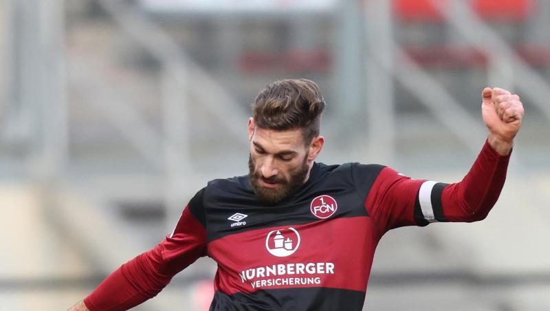 Der Nürnberger Enrico Valentini spielt den Ball.