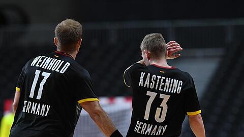 Steffen Weinhold (l) und Timo Kastening versuchen sich Mut zuzusprechen.