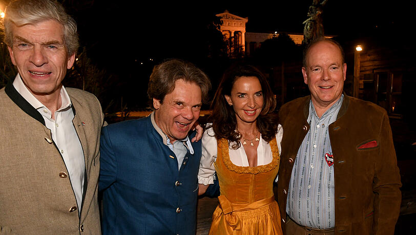 Fürst Albert II. von Monaco (r.) feiert mit dem Wirtsehepaar des Käferzelts Michael Käfer (2.v.l) und Clarissa Käfer und Alexander Liegl, Honorarkonsul von Monaco, im Käferzelt.
