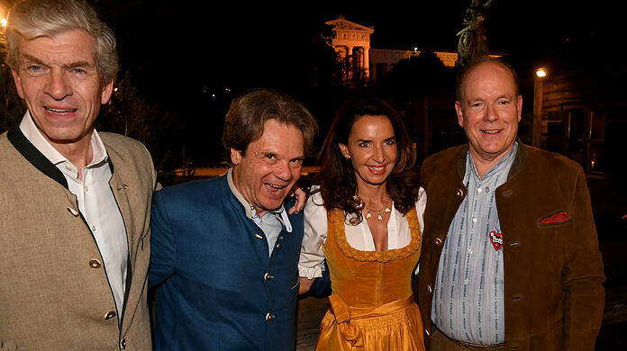 Fürst Albert II. von Monaco (r.) feiert mit dem Wirtsehepaar des Käferzelts Michael Käfer (2.v.l) und Clarissa Käfer und Alexander Liegl, Honorarkonsul von Monaco, im Käferzelt.