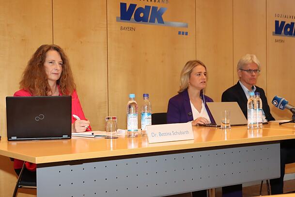 Von links nach rechts: Bettina Schubarth, Pressesprecherin des Sozialverband VdK, Verena Bentele, Präsidentin des VdK, und Michael Pausder, Landesgeschäftsführer des VdK Bayern auf der Jahrespressekonferenz des VdK. Von links nach rechts: Bettina Schubarth, Pressesprecherin des Sozialverband VdK, Verena Bentele, Präsidentin des VdK, und Michael Pausder, Landesgeschäftsführer des VdK Bayern auf der Jahrespressekonferenz des VdK.