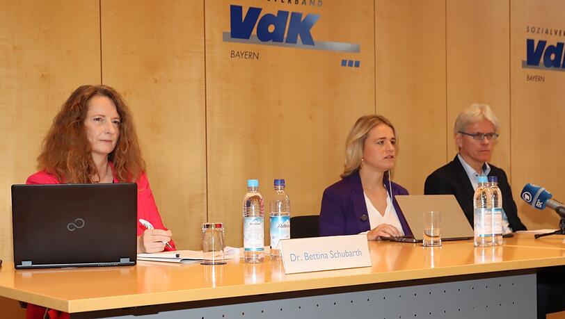 Von links nach rechts: Bettina Schubarth, Pressesprecherin des Sozialverband VdK, Verena Bentele, Präsidentin des VdK, und Michael Pausder, Landesgeschäftsführer des VdK Bayern auf der Jahrespressekonferenz des VdK. Von links nach rechts: Bettina Schubarth, Pressesprecherin des Sozialverband VdK, Verena Bentele, Präsidentin des VdK, und Michael Pausder, Landesgeschäftsführer des VdK Bayern auf der Jahrespressekonferenz des VdK.