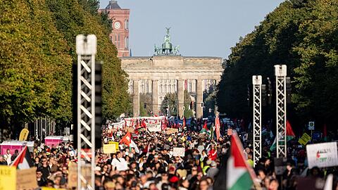 Mehr als 100.000 Menschen haben nach Schätzung der Veranstalter am Gaza-Protest teilgenommen. Die Polizei nannte etwas niedrigere Zahlen.