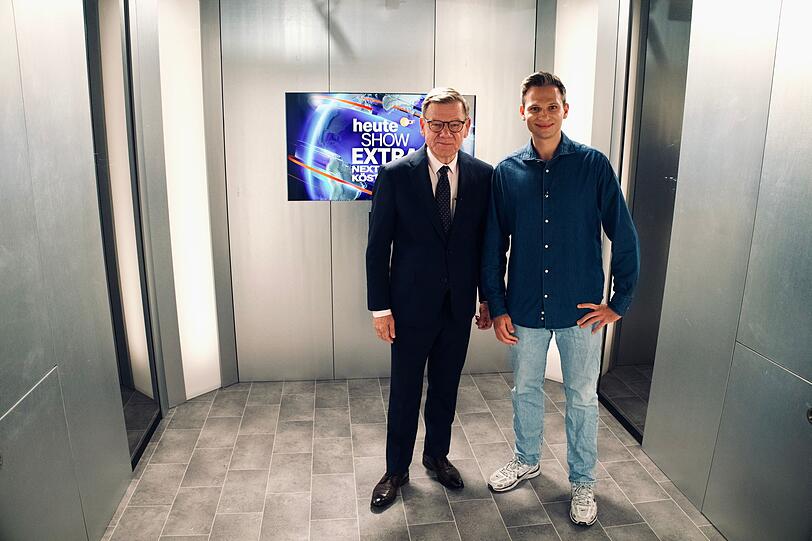 Fabian K&ouml;ster (rechts) begr&uuml;&szlig;t CDU-Politiker und Bundesau&szlig;enminister Johann Wadephul bei "Next Stop K&ouml;ster".