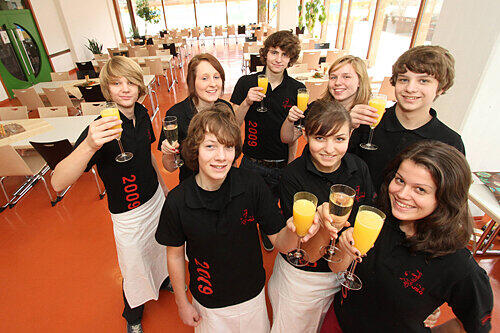 Prost auf die neue Mensa: Das Service-Team der Klassen 9c und 10d, das hier freiwillig Dienst tut, stößt auf den Neubau an.