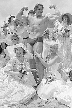 1968 zog Schwarzenegger nach Kalifornien und begann, die dortige Bodybuilding-Szene zu dominieren. Die eindrucksvolle Bilanz: Sieben "Mr. Olympia"-Titel und fünf Auszeichnungen als "Mr. Universum".