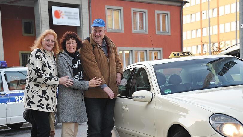 Das wird unbequem: Olaf Göltl (2,07 Meter), Rosi Ehinger (1,83 Meter) und Carola Düvell (1,91 Meter) sind im Klub langer Menschen! Das wird unbequem: Olaf Göltl (2,07 Meter), Rosi Ehinger (1,83 Meter) und Carola Düvell (1,91 Meter) sind im Klub langer Menschen!