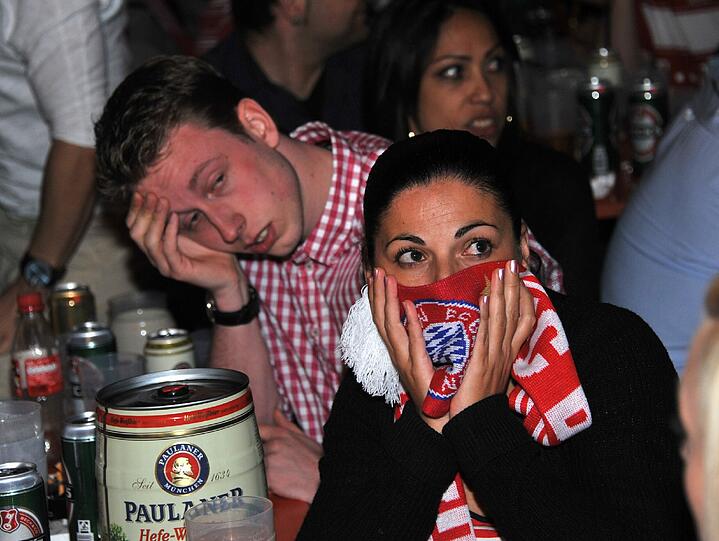 Ein Abend der emotionalen Achterbahnfahrt - mit dem brutalen Absturz aus einem ach so schönen Traum. So hofften, bangten, jubelten - und weinten die Fans des FC Bayern.