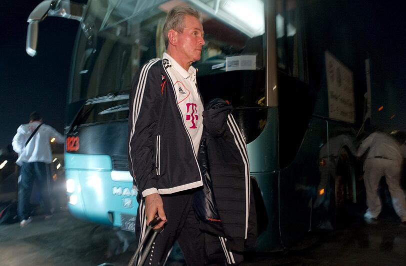 FC Bayern in Doha: Nach knapp sechsstündigem Flug kommen die Bayern-Spieler im noblen Hotel Grand Heritage an. Danach geht's gleich zum Training.