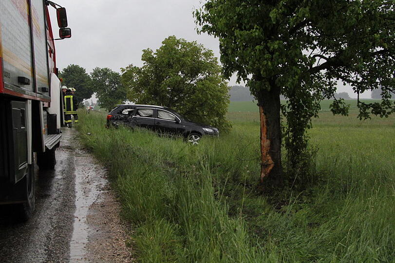 Einsatzkräfte an der Unfallstelle. An dem Audi ist ein Sachschaden von 35.000 Euro entstanden und der Fahrer ist seinen Führerschein erstmal los.