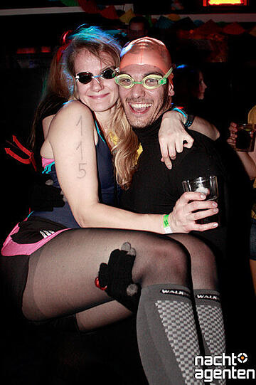 Hier feiern Menschen und Tiere, Alt und Jung und Dick und Dünn zusammen auf dem Rosenmontags-Sportlerfasching beim Olylüstchen. Mehr Bilder unter: www.nachtagenten.de
