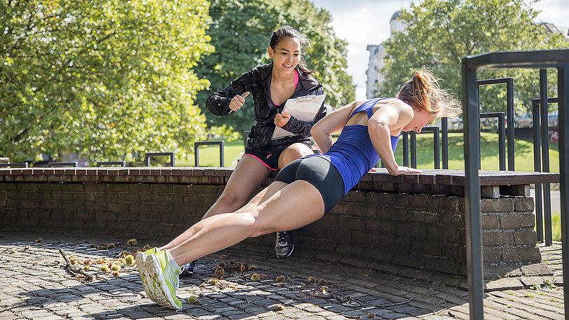 Viel braucht man eigentlich nicht, um fit zu bleiben: Eine Laufstrecke und ein kleines Mäuerchen wie hier genügen.