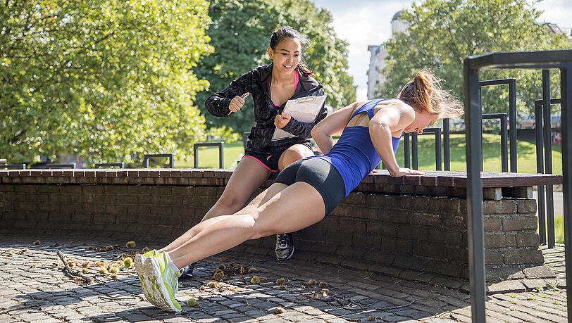Viel braucht man eigentlich nicht, um fit zu bleiben: Eine Laufstrecke und ein kleines Mäuerchen wie hier genügen. Viel braucht man eigentlich nicht, um fit zu bleiben: Eine Laufstrecke und ein kleines Mäuerchen wie hier genügen.
