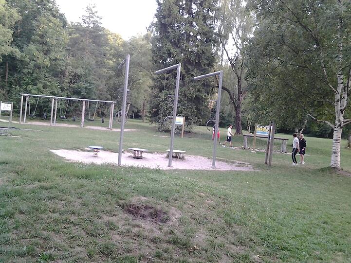Auf diesem Trimm-Dich-Pfad unweit des Isar-Radwegs können Jogger zusätzlich sporteln und sich dehnen.