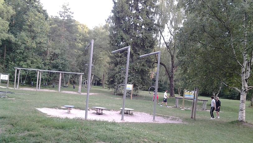 Auf diesem Trimm-Dich-Pfad unweit des Isar-Radwegs können Jogger zusätzlich sporteln und sich dehnen. Auf diesem Trimm-Dich-Pfad unweit des Isar-Radwegs können Jogger zusätzlich sporteln und sich dehnen.