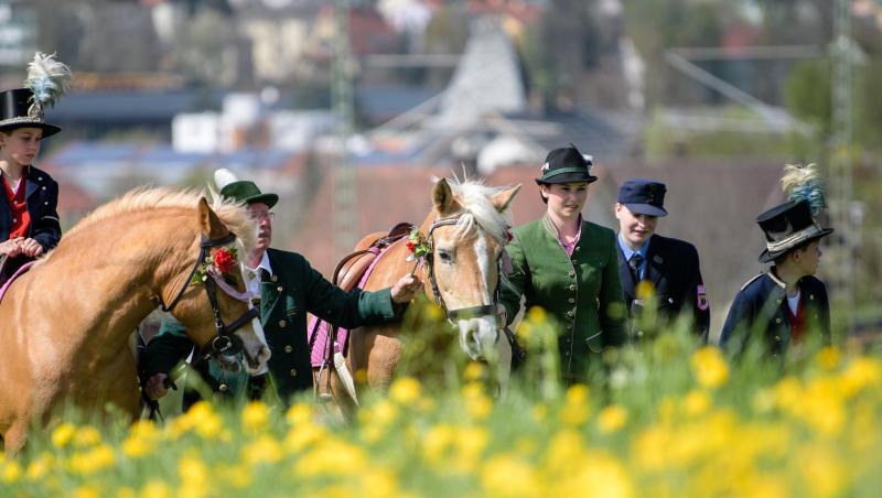 Trachtler reiten mit ihren geschmückten Pferden während des traditionellen Georgiritts zum Ettendorfer Kircherl. Foto: Matthias Balk Trachtler reiten mit ihren geschmückten Pferden während des traditionellen Georgiritts zum Ettendorfer Kircherl. Foto: Matthias Balk