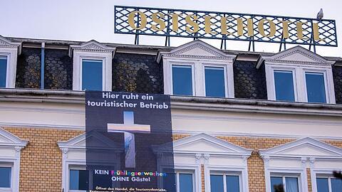 "Hier ruht ein touristischer Betrieb", steht auf einem Protestplakat des Hotelverbands der Ostseeinsel Usedom.