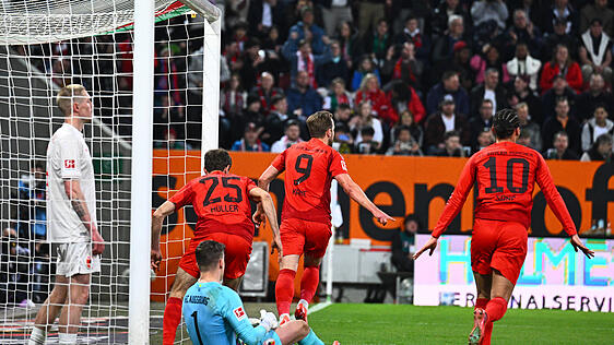 Harry Kane (M) jubelt über seinen Treffer zum 1:2.