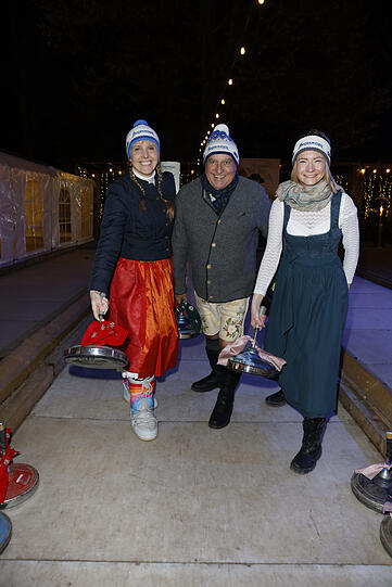 "Team Angermaier" hat die Eisstock-WM schon zum 18. Mal organisiert: Nina Munz (v.l.) und Axel Munz mit Eileen Popielaty.