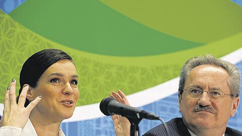 &bdquo;Jeder zweite Mann in Kanada würde sie vom Fleck weg heiraten &ndash; auch heute noch!&ldquo; Katarina Witt (l.) wirbt mit OB Christian Ude in Vancouver für München 2018. Foto: ddp