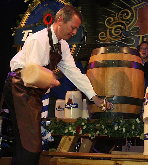 Versiert am Schlegel: Oberbürgermeister Ulrich Maly wird heute das erste Maß randvoll mit Festbier anstechen.