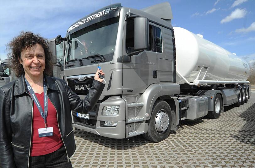 Liebe auf den zweiten Blick: AZ-Redakteurin Susanne Stephan mit dem Testfahrzeug, einem TGS 18/440. Fotos: Gregor Feindt