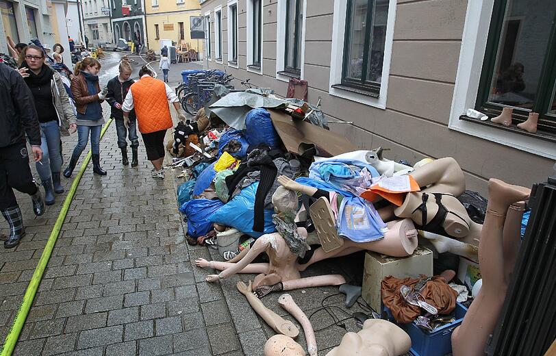 In Passau hat das große Aufräumen begonnen.