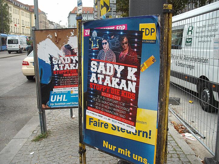 Teils beschädigt, teils überklebt, in jedem Fall unschön fürs Stadtbild: Die Plakate von Landtags- und Bundestagswahlkampf stehen und hängen noch überall herum.