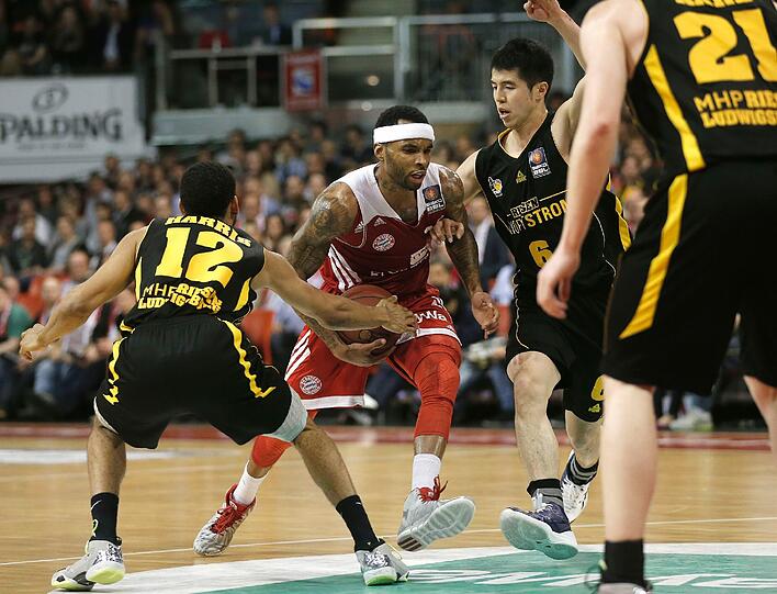 Setzt sich energisch durch: Bayerns US-Star Malcolm Delaney.