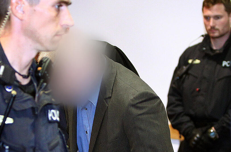 Der Angeklagte Raimund M. steht am 22.09.2014 zu Prozessbeginn im Schwurgerichtssaal im Landgericht Augburg.