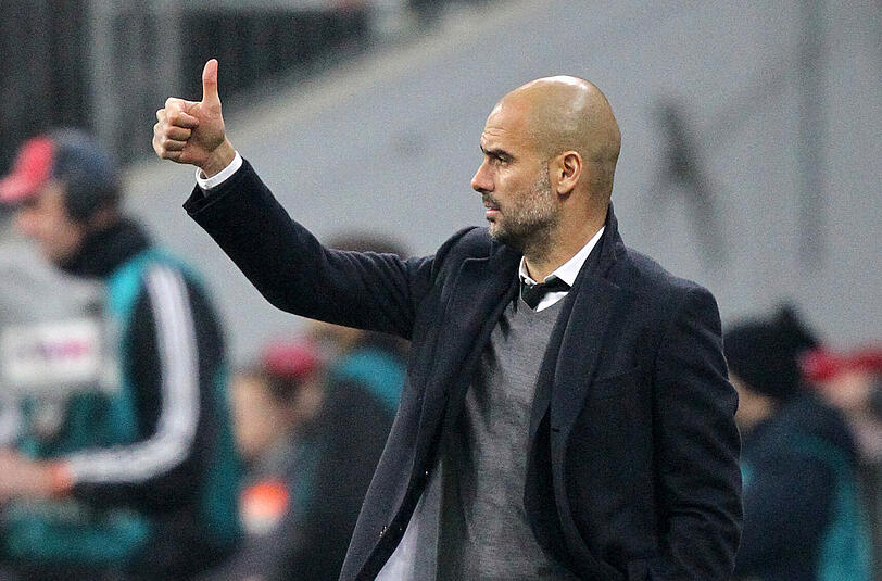 Daumen hoch: Pep Guardiola ist zufrieden mit seinen Bayern.