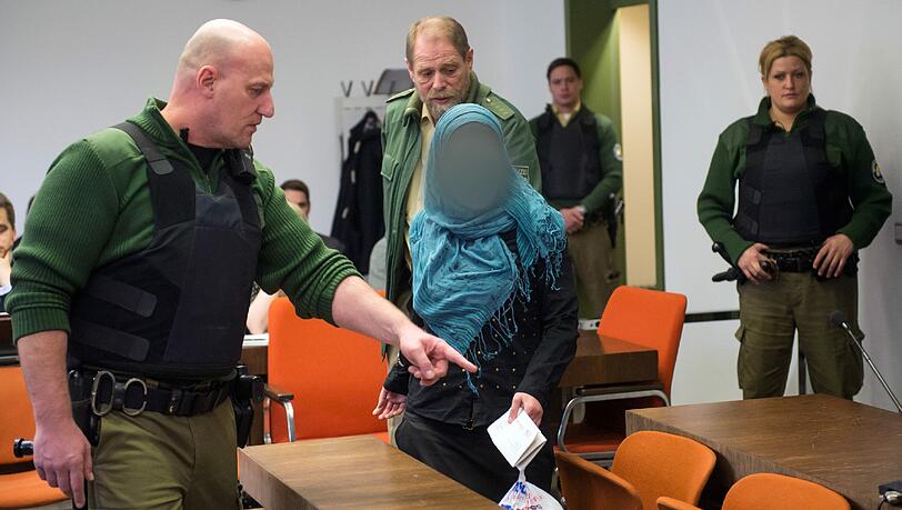 Die Staatsanwaltschaft wirft der Angeklagten Andrea B. Vorbereitung einer schweren staatsgefährdenden Gewalttat vor. Sie war mit ihren beiden Töchtern nach Syrien gereist. Die Staatsanwaltschaft wirft der Angeklagten Andrea B. Vorbereitung einer schweren staatsgefährdenden Gewalttat vor. Sie war mit ihren beiden Töchtern nach Syrien gereist.