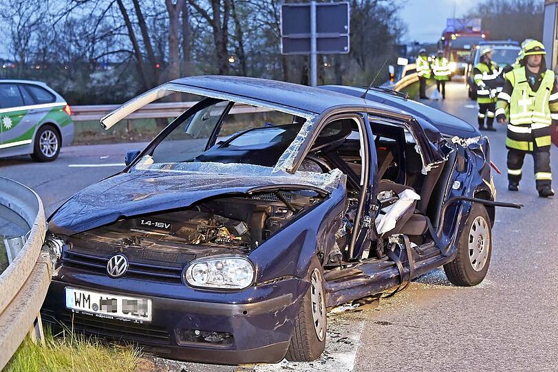 In Kirchheim rammte ein Audi A6 einen abbiegenden VW Golf, dabei wurde der Golf-Fahrer schwer verletzt.