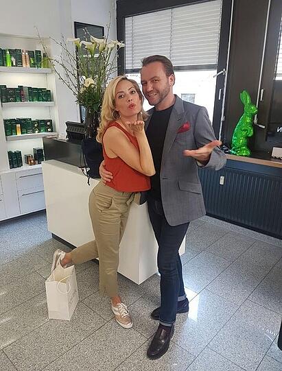 Haarverdichtung via medizinischem Kleber: Sarah bei Promi-Friseur Peter Safarik