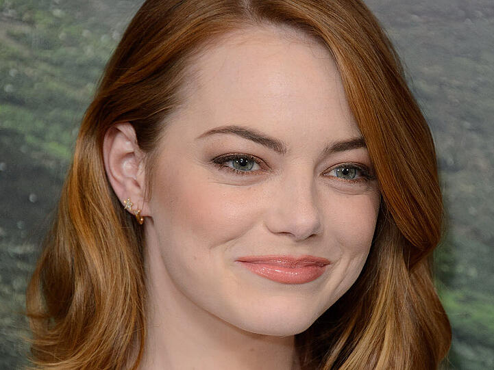 Emma Stone verleiht mit etwas Rouge ihrem rundlichen Gesicht eine kantigere Form