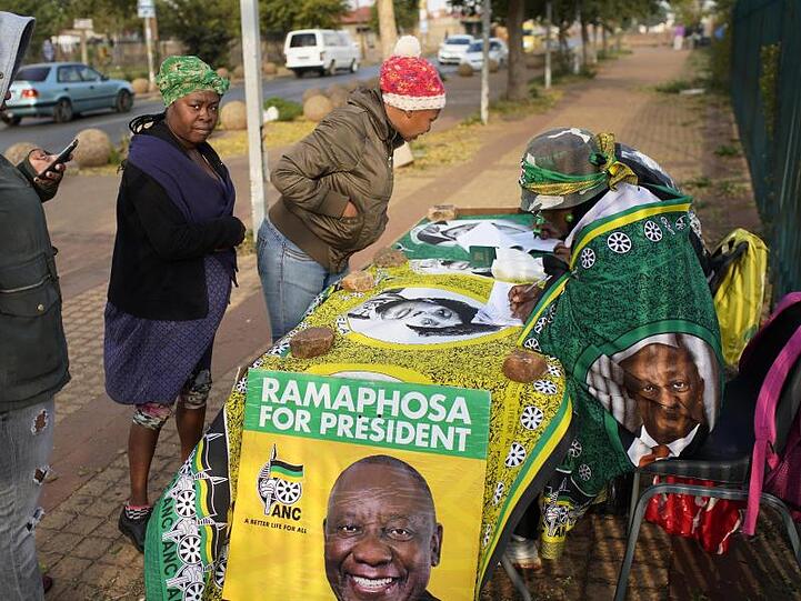 Wähler in Soweto registrieren sich bei Freiwilligen des ANC, bevor sie ihre Stimme abgeben.