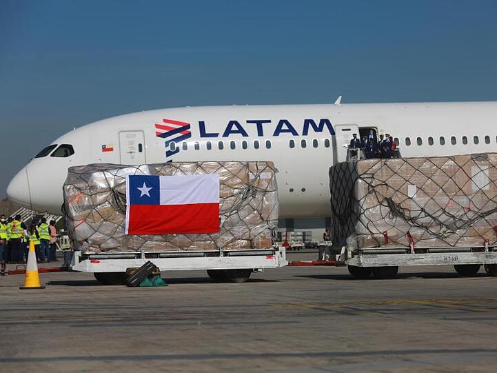 Medizinisches Material kommt in einer Latam-Maschine in Santiago an. Inmitten der Corona-Krise musste die chilenische Fluggesellschaft Insolvenz anmelden.