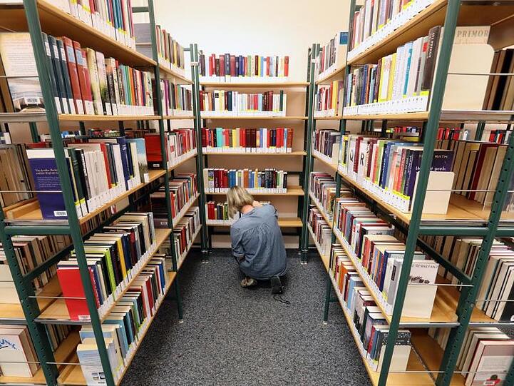 Die Zahl der Bibliothekenbesuche ist in Deutschland leicht gestiegen.