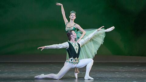 Madison Young und Emilio Pavan in "Emeralds" von Georges Balanchine im Nationaltheater.