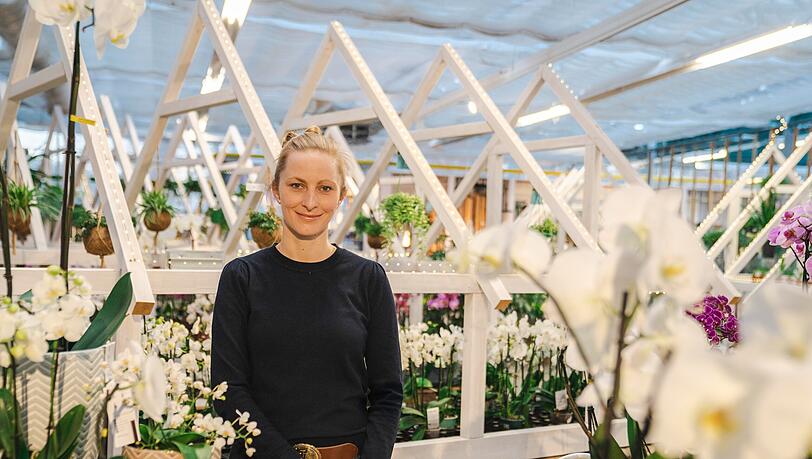 Die Co-Leiterin des Daglfinger Blumenhofs Simone Schröder inmitten der blühenden Pracht. Die Co-Leiterin des Daglfinger Blumenhofs Simone Schröder inmitten der blühenden Pracht.