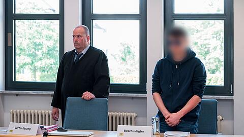 "Gefestigte judenfeindliche und rechtsextreme Geisteshaltung": Der Beschuldigte (r.) und sein Anwalt.