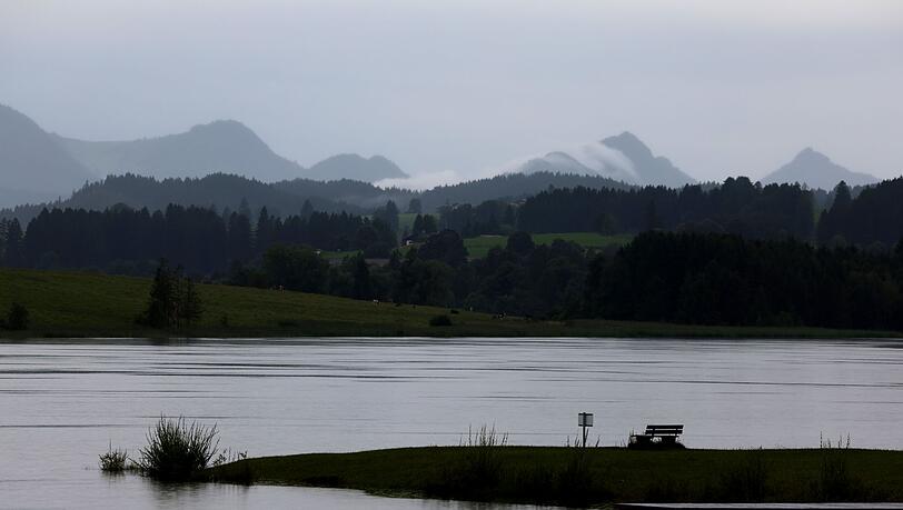 Auch Donnerstag und Freitag soll es weiter regnen. (Archivbild) Auch Donnerstag und Freitag soll es weiter regnen. (Archivbild)