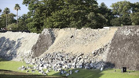 Auch die Steinmauer der ber&uuml;hmten Burg von Kumamoto wurde besch&auml;digt.